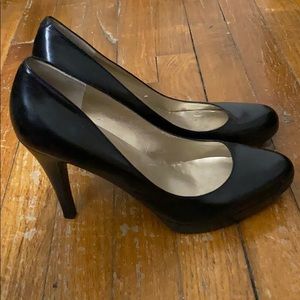Guess black pumps